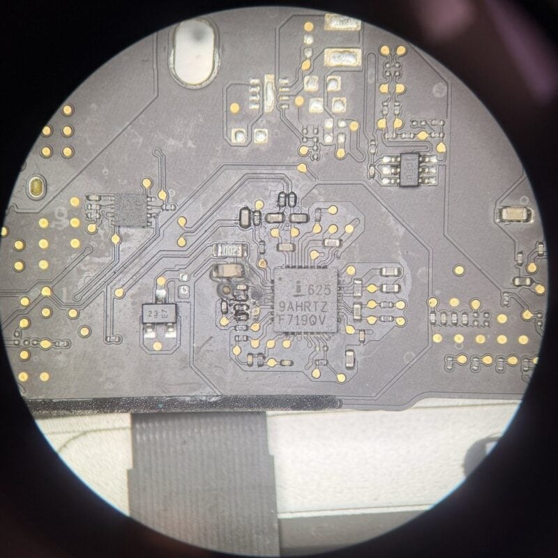 Placa base de un MacBook Air 13 2017 que no encendía por humedad y daños alrededor del chip de carga