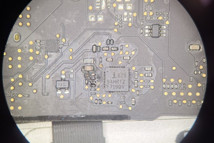 Placa base de un MacBook Air 13 2017 que no encendía por humedad y daños alrededor del chip de carga