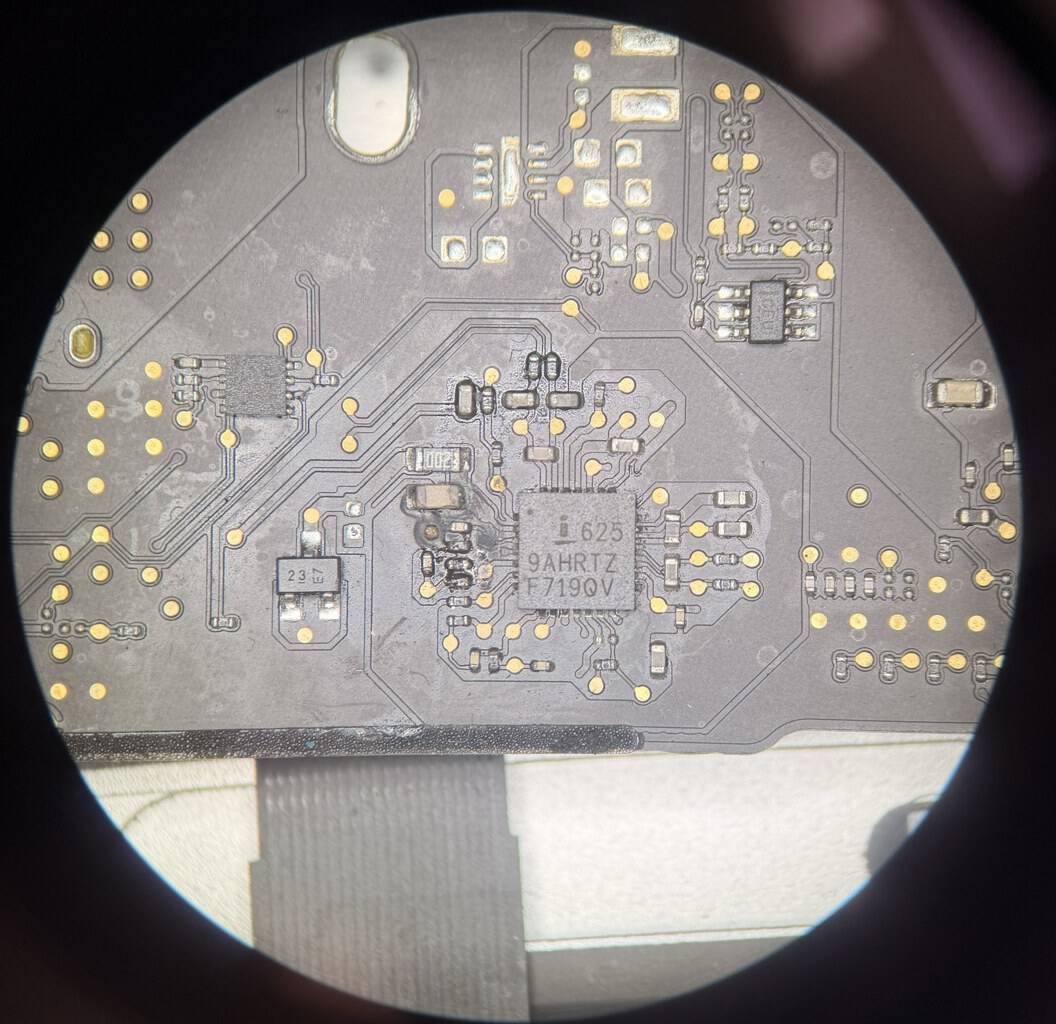 Placa base de un MacBook Air 13 2017 que no encendía por humedad y daños alrededor del chip de carga