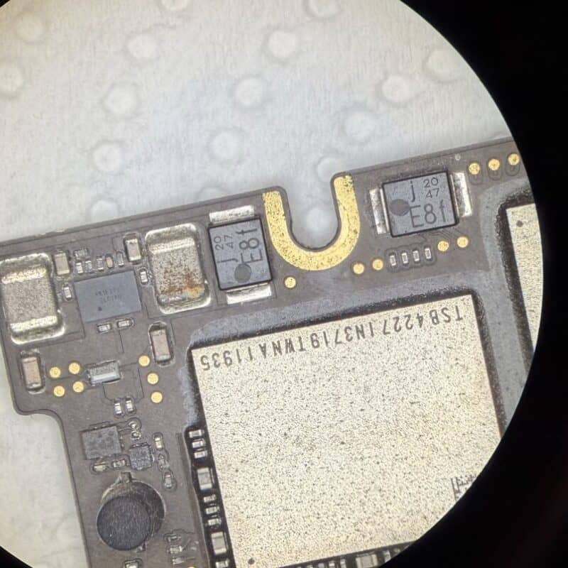 Recuperación de datos en un MacBook Pro 16 A2141: línea de alimentación de la NAND en cortocircuito