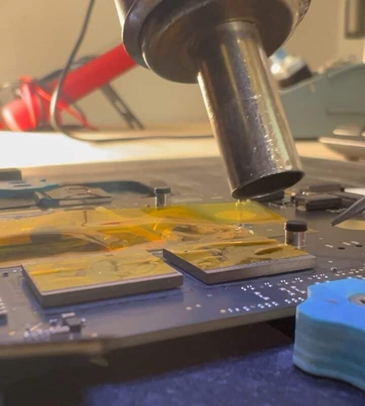 Ampliación de SSD a nivel de chip (NAND) en una placa de Mac, con estación de aire caliente en ReparaTuMac
